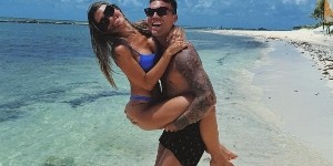 开云体育-【社交秀】充电时间，球员与妻子享受沙滩与美景