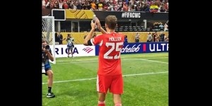 开云平台-讲不出再见！35岁穆勒赛后向拜仁球迷告别致意，已完成谢幕之战