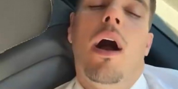 小孩哥精力旺盛亚马尔晒视频：自己神采奕奕，朋友睡成表情包