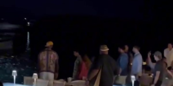 詹姆斯希腊科孚岛赛前度假 与热情球迷亲切合影