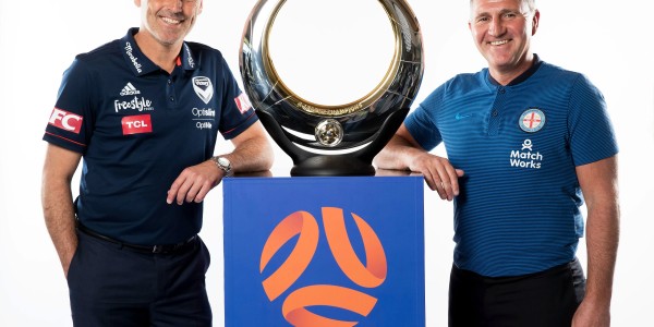 墨尔本城球迷高举马桶圈庆祝夺冠，因其形似澳超冠军奖杯